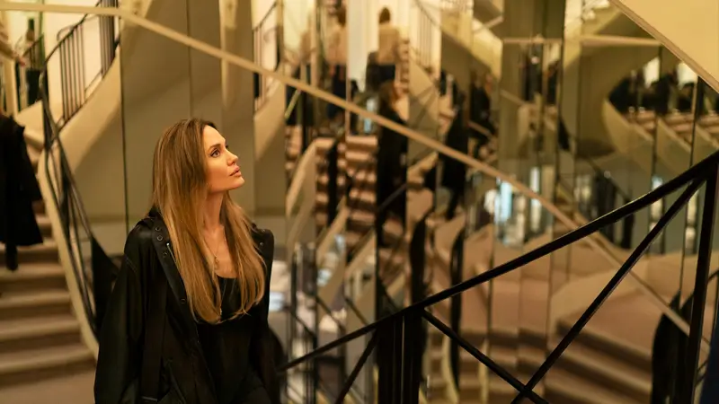 Angelina Jolie em cena do filme Couture