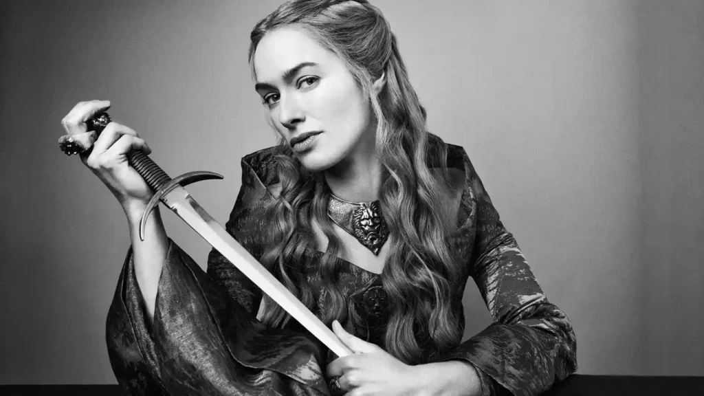 Lena Headey em retrato em preto e branco, segurando uma espada e olhando para a câmera
