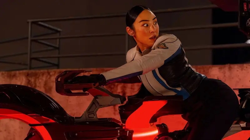 Greta Lee en una escena de Tron: Ares