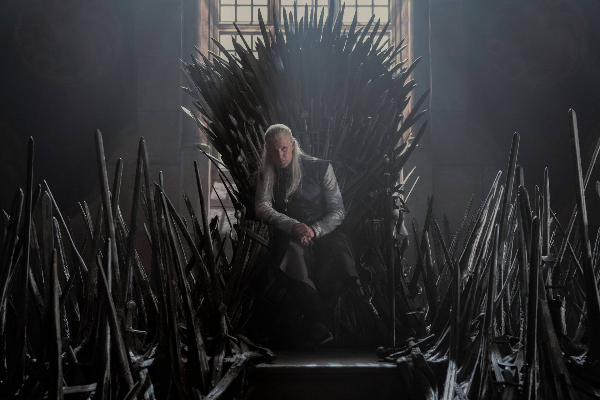 Personagens da série House of the Dragon em cena dramática