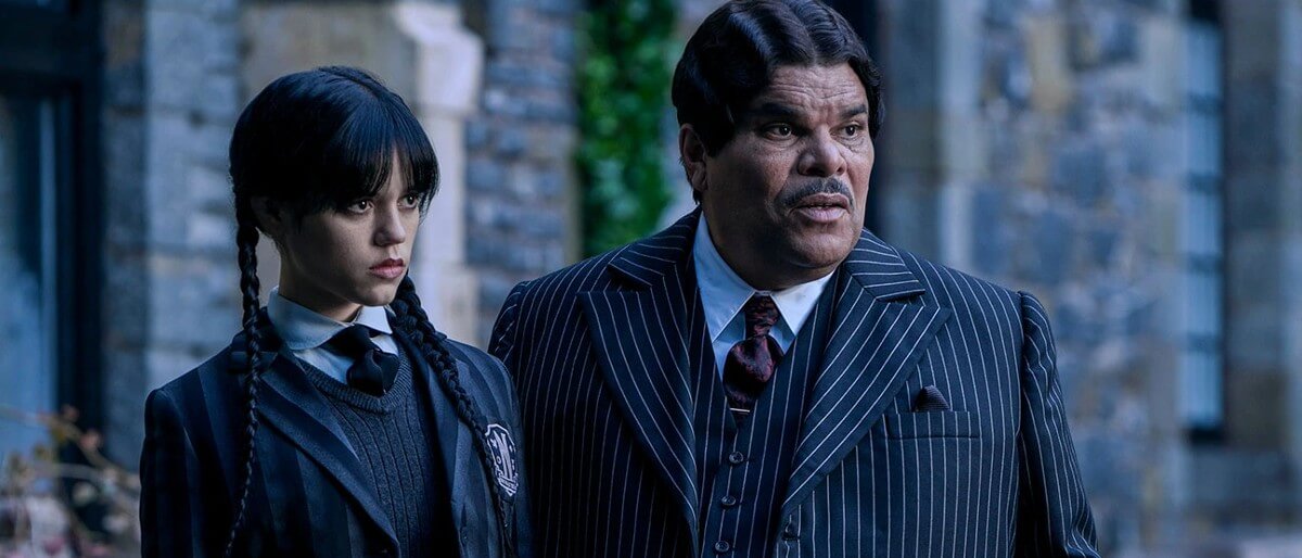 Wandinha Addams e Gomez Addams em cena da série Wandinha