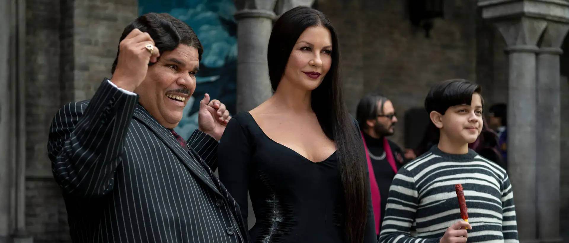 Catherine Zeta-Jones, Luis Guzmán e Isaac Ordonez em cena de Wandinha