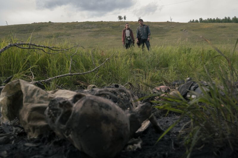 Joel e Ellie em cena do episódio 3 de 'The Last of Us'