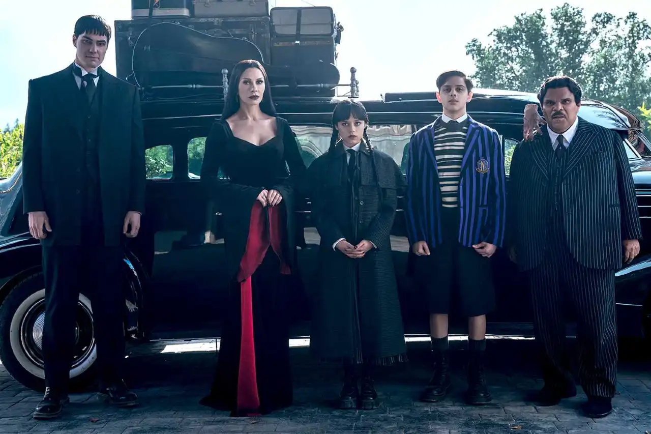 Elenco de Wandinha: Joonas Suotamo, Catherine Zeta-Jones, Jenna Ortega, Isaac Ordonez e Luis Guzmán