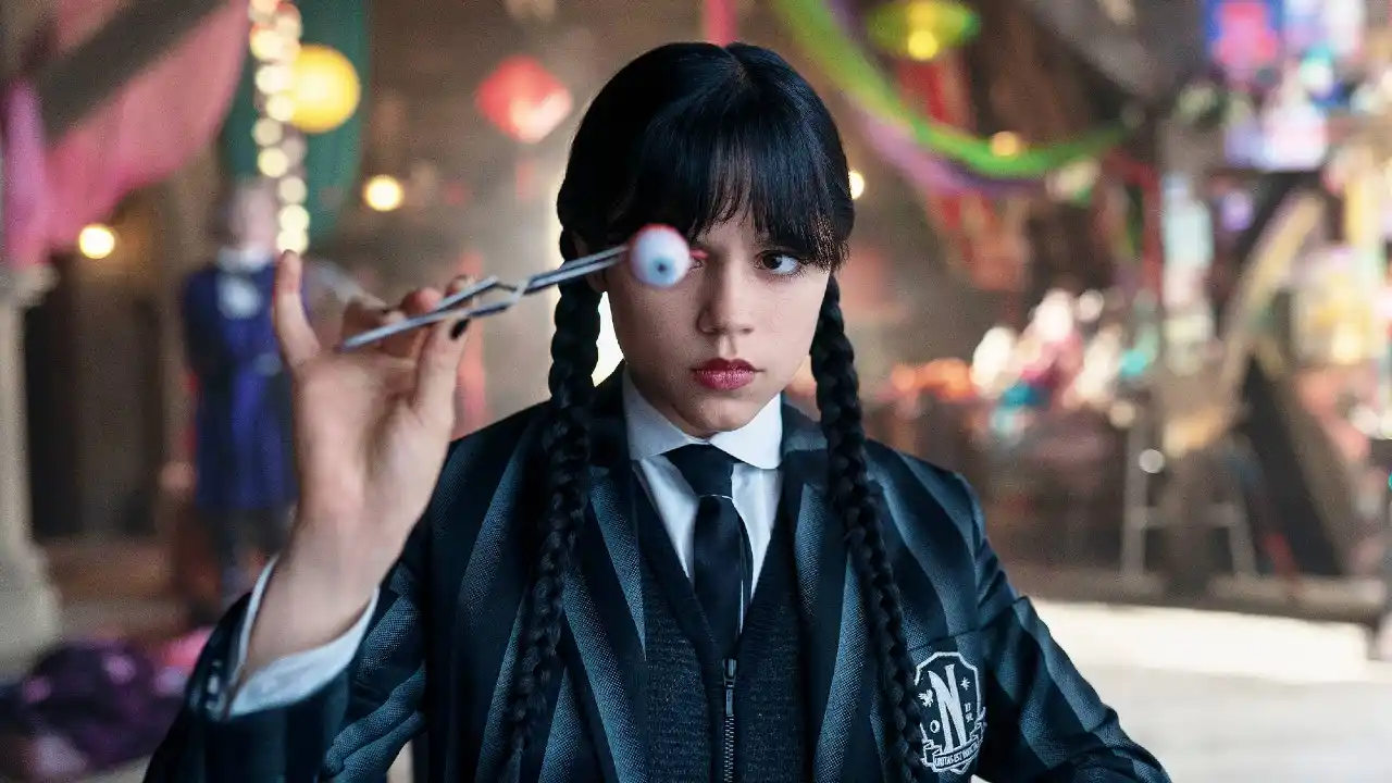 Jenna Ortega interpreta Wandinha, protagonista da série de sucesso da Netflix, em cena na Escola Nevermore (Créditos: Netflix)