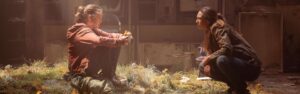 Ellie (Bella Ramsey) e Tess (Anna Torv) no episódio 2 de 'The Last of Us' (Crédito: HBO)