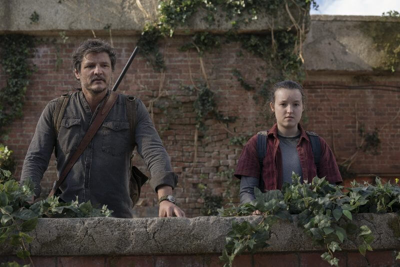 Joel (Pedro Pascal) e Ellie (Bella Ramsay) no episódio 9 de 'The Last of Us' (Crédito: HBO)