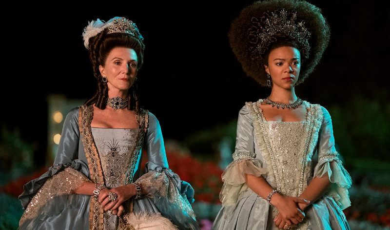 Princesa Augusta (Michelle Fairley) e Charlotte (India Ria Amarteifio) em cena de Rainha Charlotte