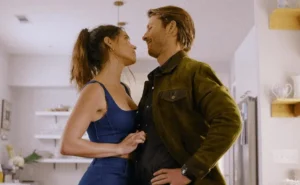 Glen Powell e Adria Arjona em Assassino por Acaso (Hitman)