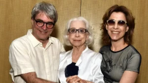 Andrucha Waddington ao lado de Fernandas Montenegro e Torres na pré-estreia de Vitória
