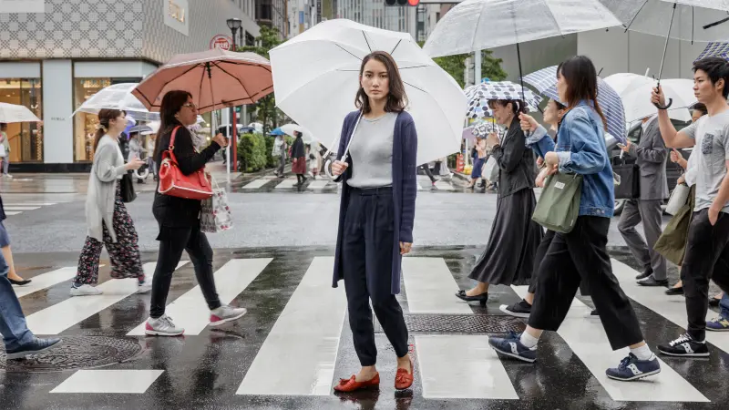 Diretora Shiori Ito em cena de Quatro Paredes (Black Box Diaries), documentário indicado ao Oscar 2025