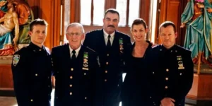 Elenco de Blue Bloods: Will Estes, Len Cariou, Tom Selleck, Bridget Moynahan e Donnie Wahlberg em cena da série