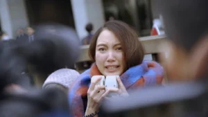 Shiori Ito em cena de Quatro Paredes (Black Box Diaries), documentário indicado ao Oscar 2025
