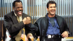 Danny Glover como o detetive Roger Murtaugh e Mel Gibson como o detetive Martin Riggs em Máquina Mortífera
