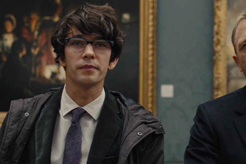 Ben Whishaw como Q no filme 007: Sem Tempo Para Morrer
