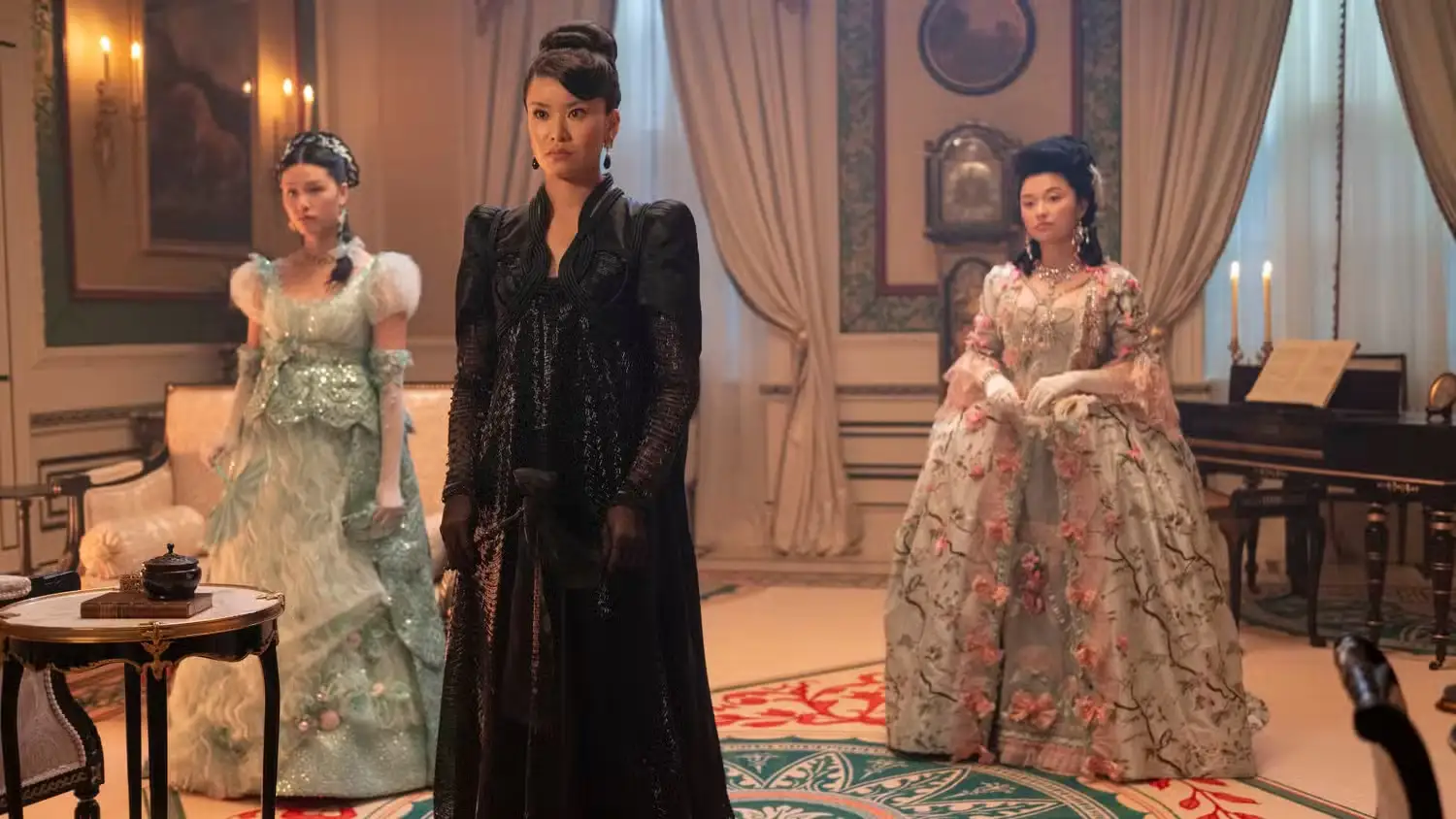 Lady Araminta (Katie Leung), Rosamund (Michelle Mao) e Posy (Isabella Wei) na 4ª temporada de Bridgerton