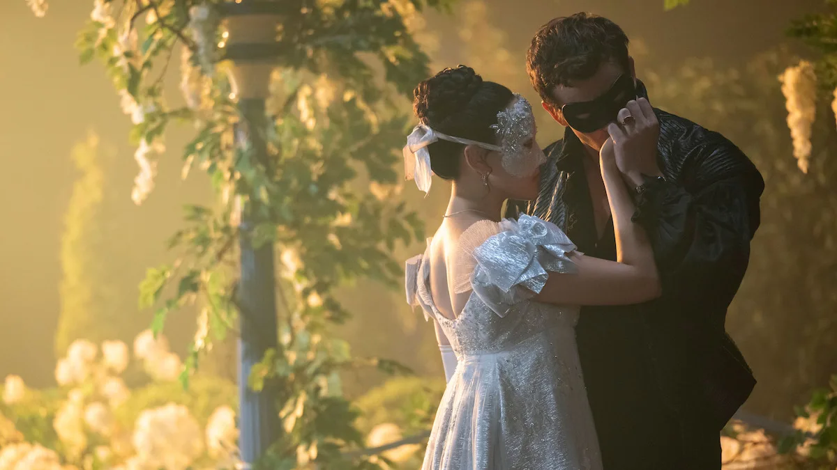 Benedict Bridgerton (Luke Thompson) e Sophie Baek (Yerin Ha) em cena da 4ª temporada de Bridgerton