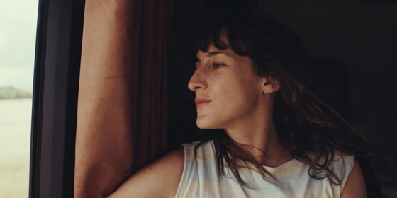 Crítica: Filme de abertura de Cannes, 'Partir un Jour' tenta subverter clichés, mas não consegue escapar da banalidade