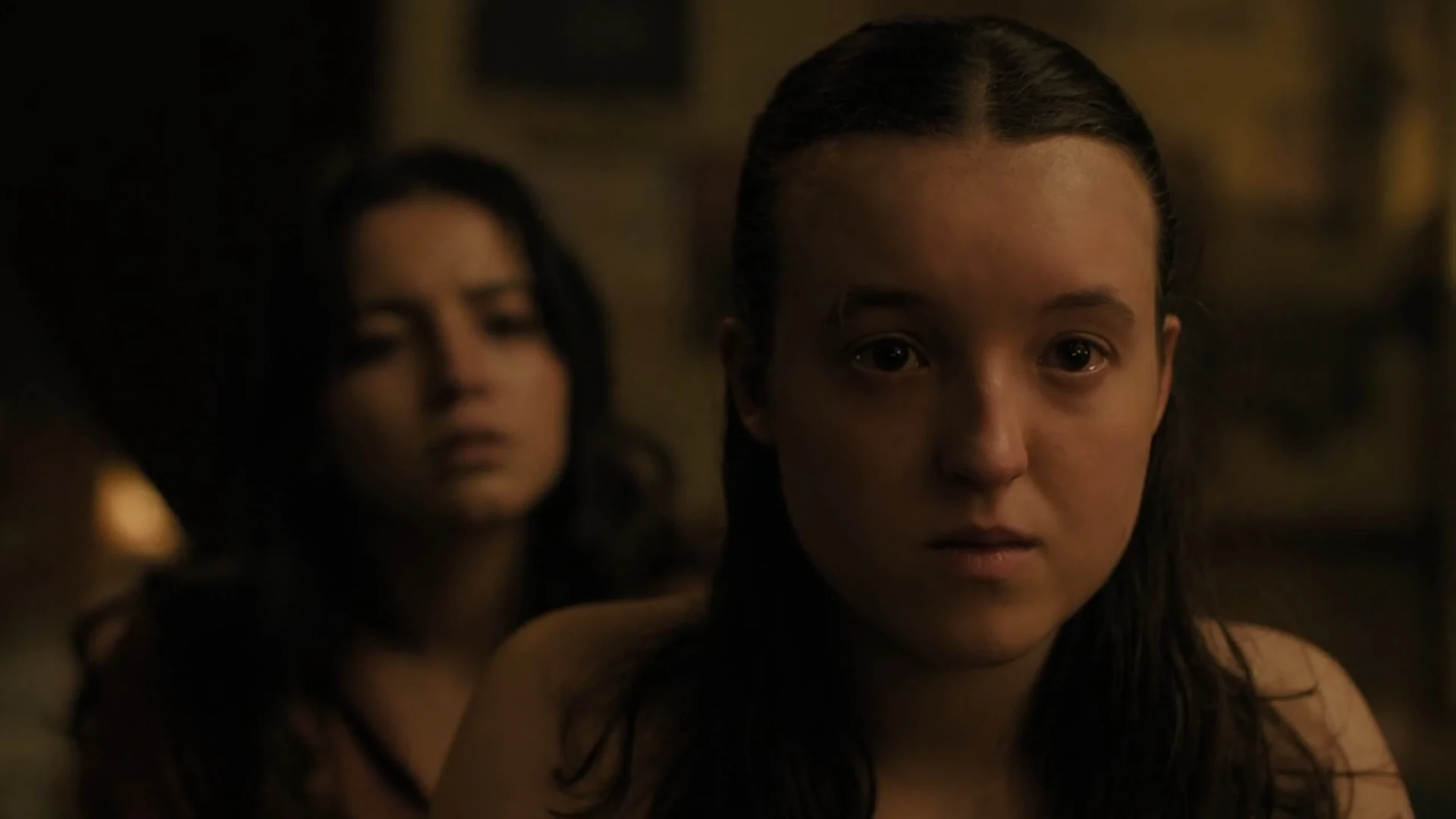 Ellie (Bella Ramsey) encara o vazio enquanto Dina (Isabela Merced) observa em cena emocional da 2ª temporada de The Last of Us