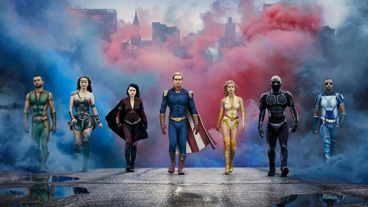 O elenco principal de The Boys, em seus trajes de super-heróis, caminhando em frente a uma paisagem urbana nebulosa.