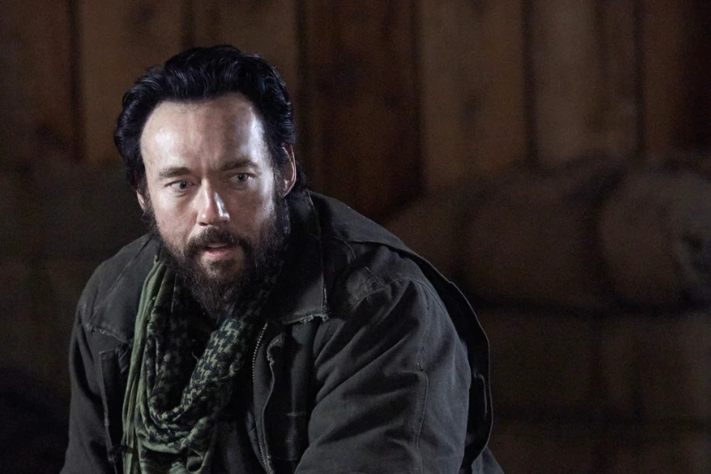 Kevin Durand interpretando Vasiliy Fet na série Noite Absoluta