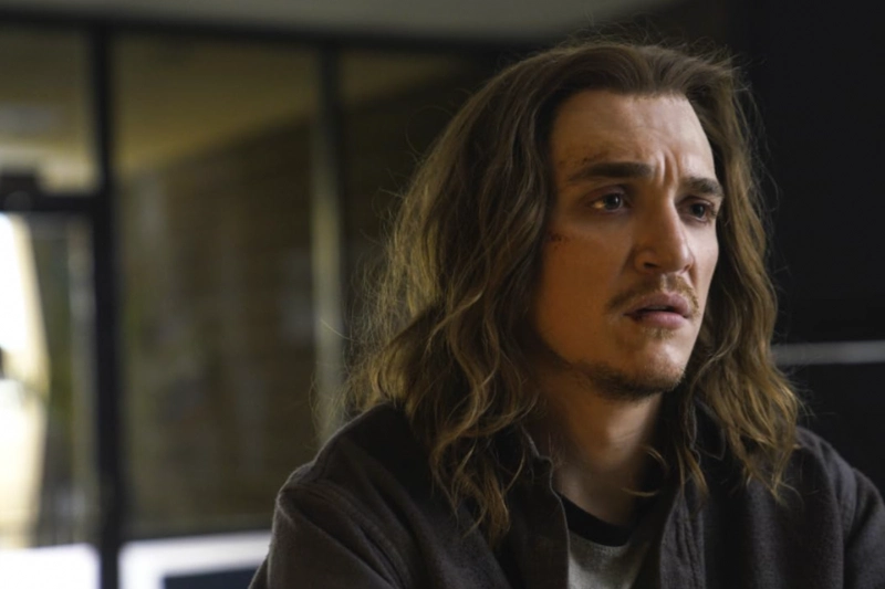 Kyle Gallner como Eric Fisher na série Interrogation