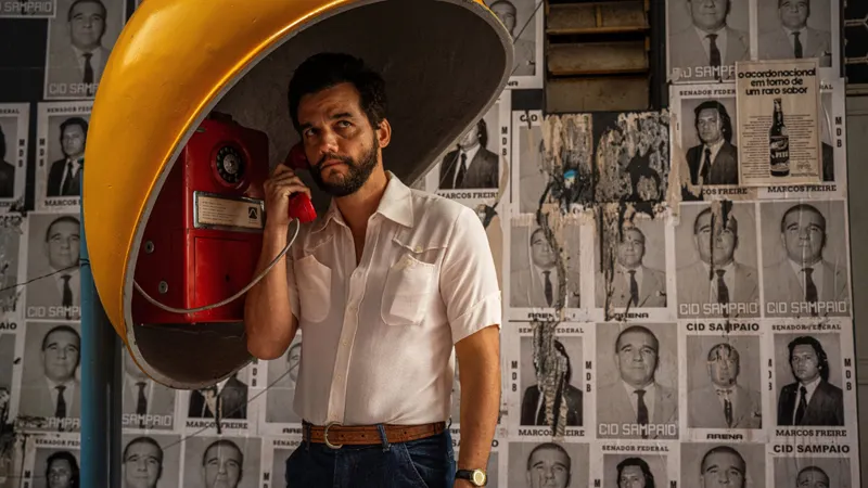 Wagner Moura em cena de O Agente Secreto, filme de Kleber Mendonça Filho que lida com o passado do Brasil