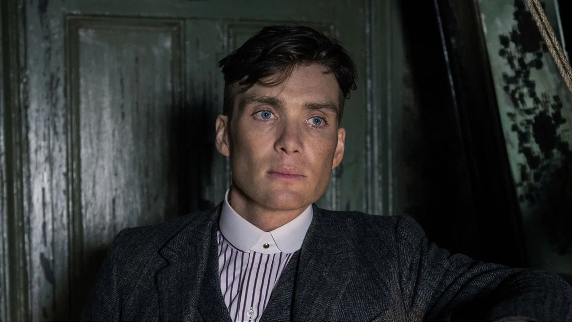O ator Cillian Murphy interpretando o personagem Thomas Shelby, protagonista da série Peaky Blinders.