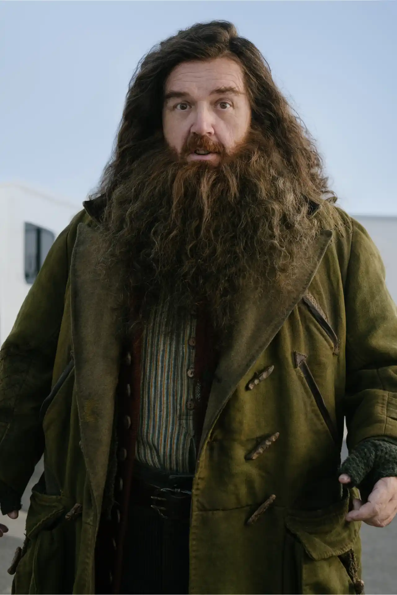 Nick Frost caracterizado como Rubeus Hagrid, con un estilo visual inspirado en las películas originales, usando un abrigo verde y barba larga, en una imagen oficial de la serie Harry Potter de HBO revelada en julio de 2025