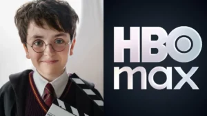 Dominic McLaughlin caracterizado como Harry Potter para la serie de HBO Max, luciendo el uniforme de Hogwarts y sosteniendo la claqueta de filmación