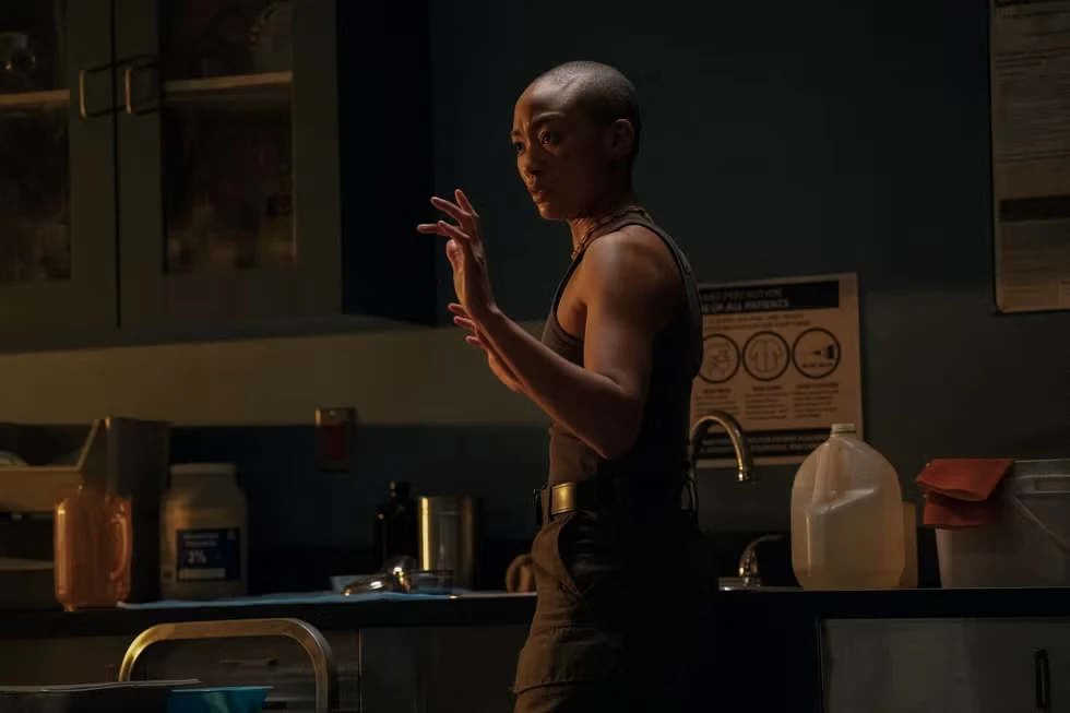 Nora (Tati Gabrielle) enfrenta Ellie (Bella Ramsey) no hospital de Seattle em The Last of Us