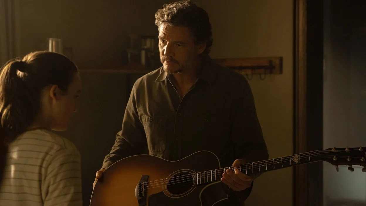 Pedro Pascal como Joel e Bella Ramsey como Ellie em flashback da 2ª temporada de The Last of Us 