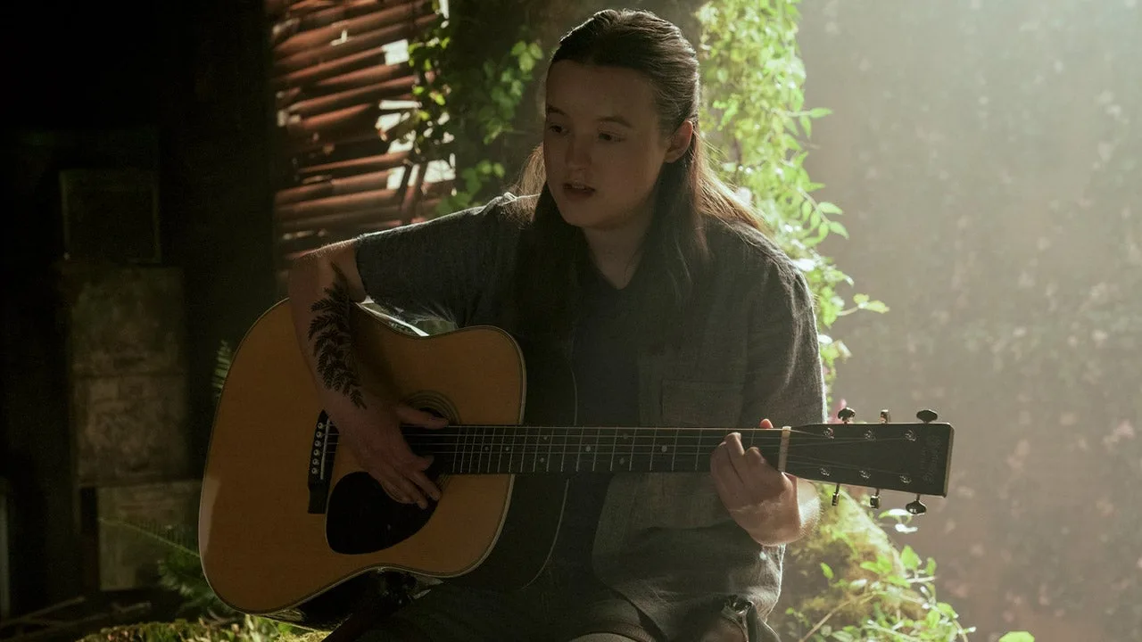 Cena de Ellie tocando violão em The Last of Us com visual semelhante ao jogo original