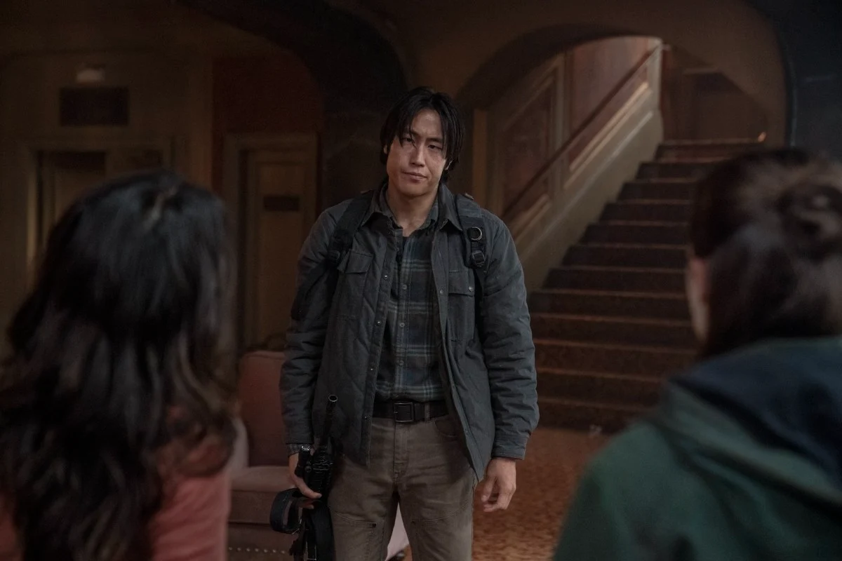 Jesse (Young Mazino) encara Ellie e Dina no teatro pouco antes de sua morte em The Last of Us, temporada 2
