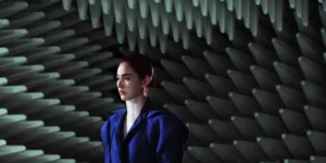 Crítica de 'A Useful Ghost': ¿sueñan los humanos con fantasmas electrodomésticos? (Cannes 2025)