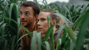 Jonathan Bailey y Scarlett Johansson en una escena de Jurassic World: Renace (Jurassic World Rebirth)
