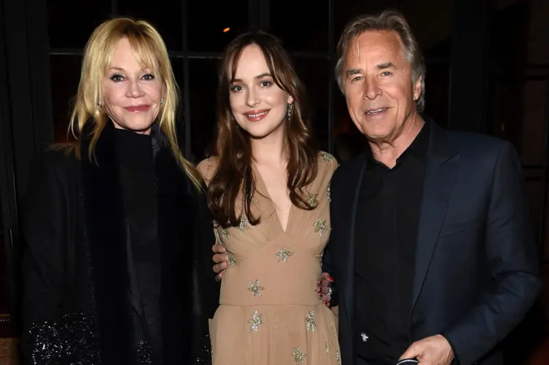 Nepobabies: Dakota Johnson ao lado dos pais (Créditos: IMDB)