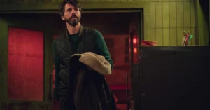 Matthew Goode está irreconhecível (e bem demais) em 'Dept Q' (Crédito: Netflix)