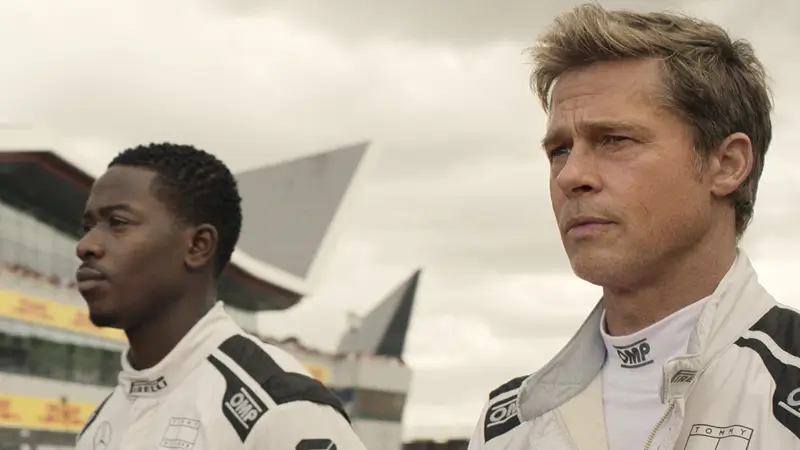Brad Pitt e Damson Idris em uma cena de 'F1: O Filme'