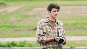 Jacob Elordi faz a versão jovem de Fife em 'Oh, Canadá' (Crédito: Califórnia Filmes)