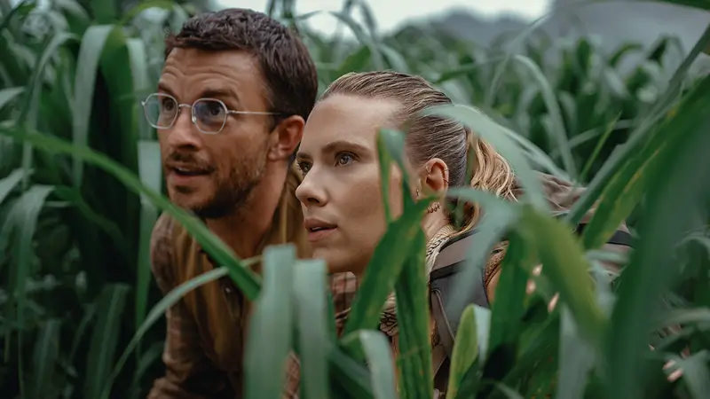 Jonathan Bailey and Scarlett Johansson in a scene from Jurassic World Rebirth