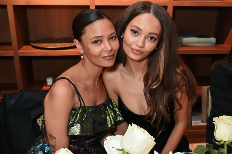 Nepobabies: Nico Parker e a mãe e também atriz, Thandie Newton (Créditos: IMDB)