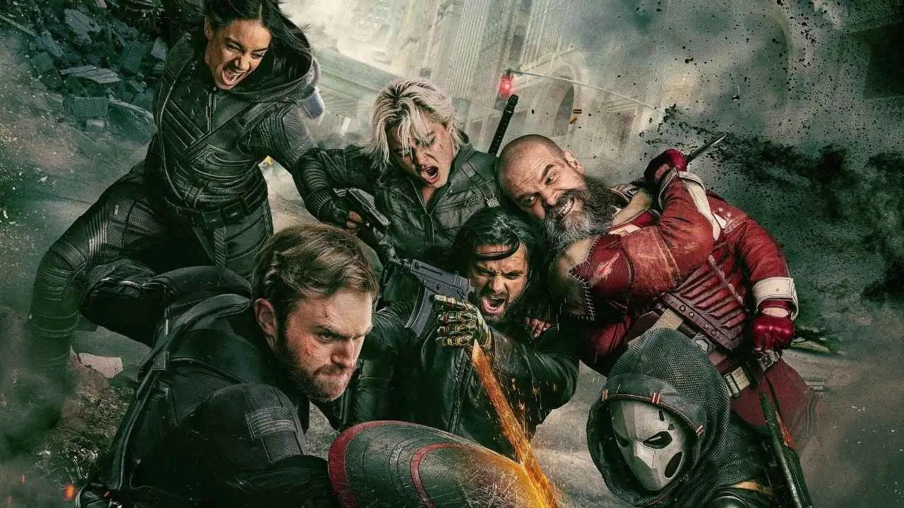 Equipo de antihéroes del MCU en formación, incluyendo a Yelena Belova, Bucky Barnes, Red Guardian, U.S. Agent, Ghost y Sentry, con sus trajes característicos sobre un fondo oscuro iluminado por destellos dorados.
