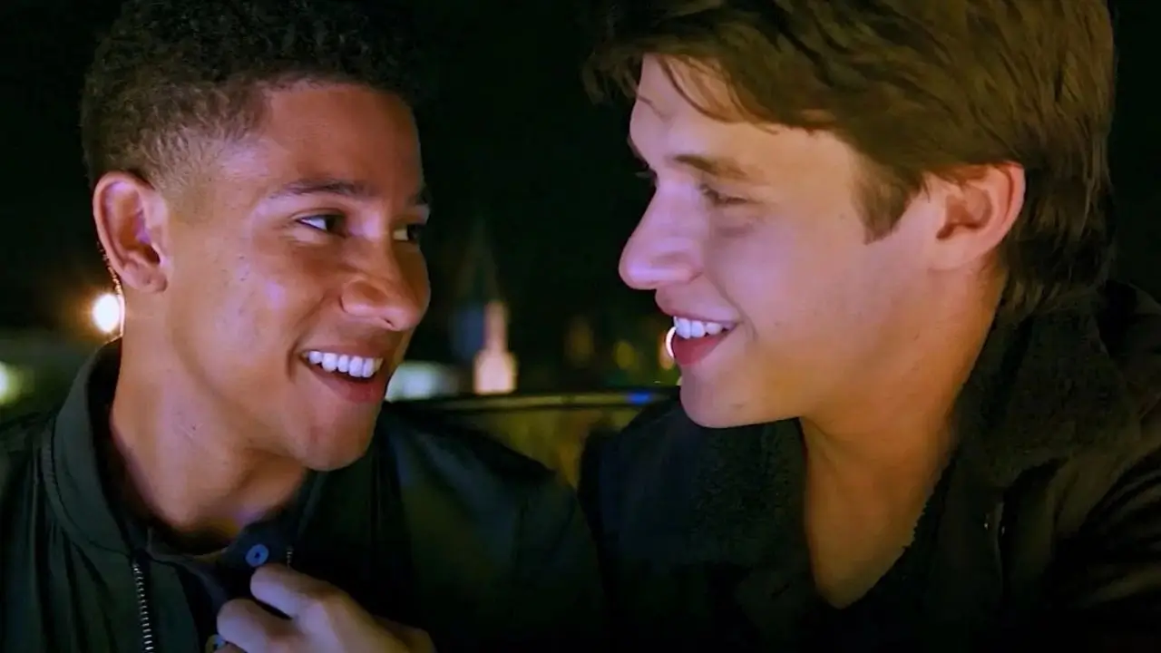 Dos adolescentes se miran en una escena romántica de 'Yo soy Simón' ('Love, Simon'), un drama adolescente LGBTQIAP+