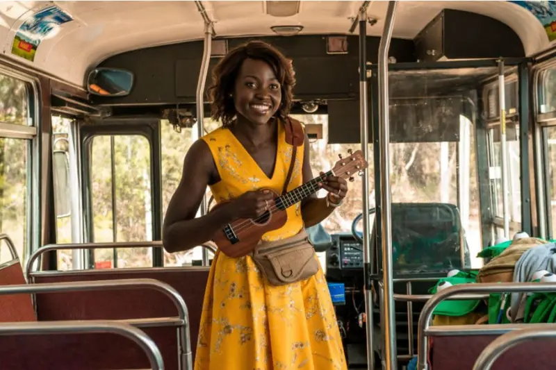 Lupita Nyong'o em Pequenos Monstros (2019). Amor não é sempre romântico. (Créditos: IMDB)