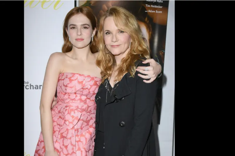 Zoey Deutch e a atriz Lea Thompson