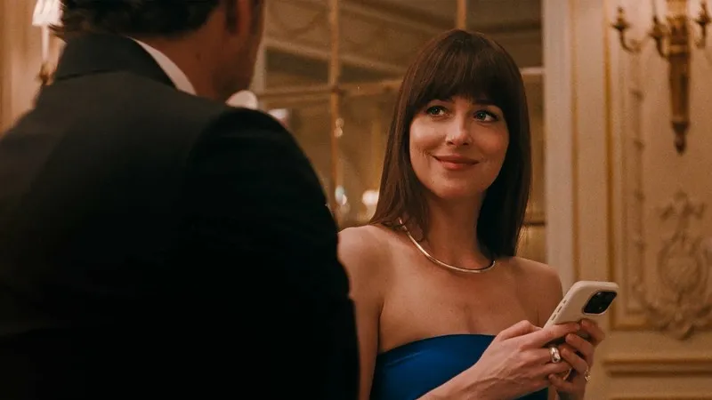 'Amores Materialistas' conta a história de Lucy, uma casamenteira que não acredita no amor (Crédito: Sony Pictures)