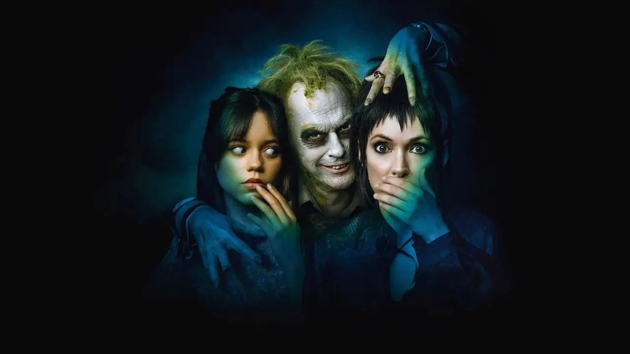 Póster promocional de Beetlejuice 2 con Jenna Ortega, Michael Keaton y Winona Ryder con una iluminación azul.