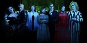 El elenco principal de Beetlejuice Beetlejuice posa para una foto promocional con un filtro verde fantasmal. De izquierda a derecha: Monica Bellucci, Willem Dafoe, Catherine O’Hara, Jenna Ortega, Justin Theroux, Winona Ryder, Michael Keaton.