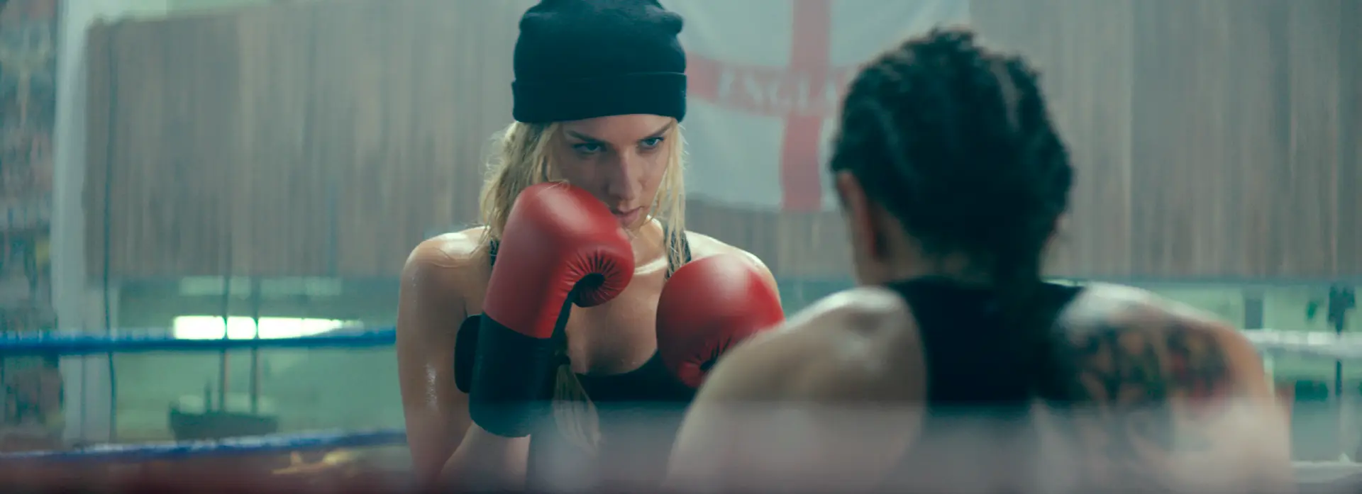 Charlotte Kirk encara uma oponente no ringue em sequência de treino de boxe do filme A Duquesa Vingadora